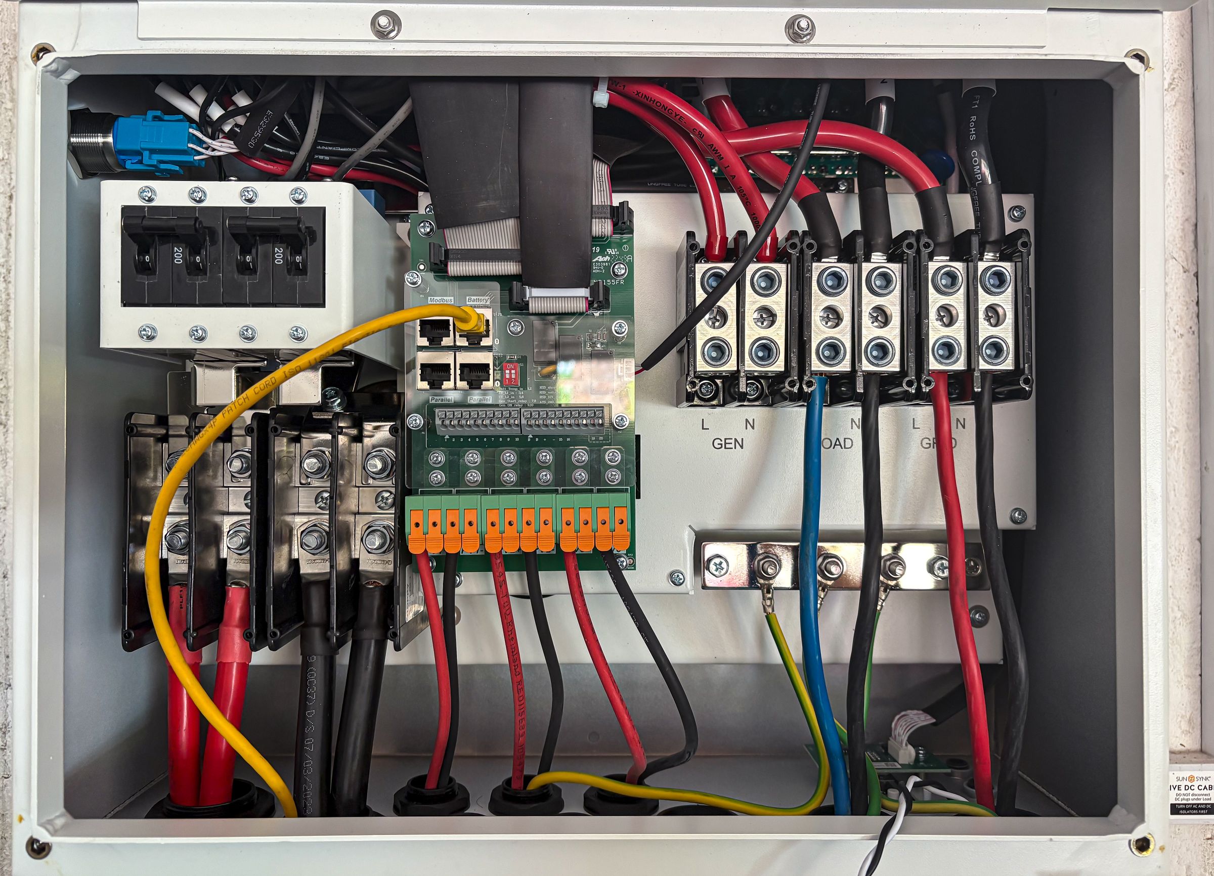 Wnętrze rozdzielnicy elektrycznej z uporządkowanym okablowaniem